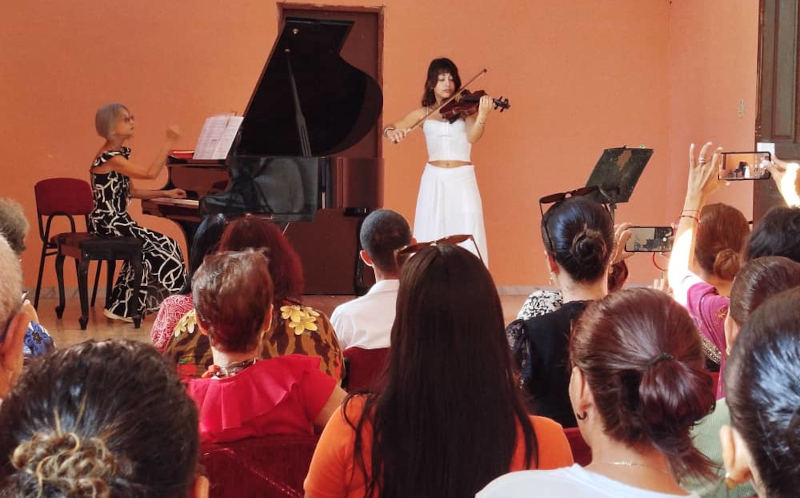 ISA CAMAGÜEY: Las enredaderas y las aulas