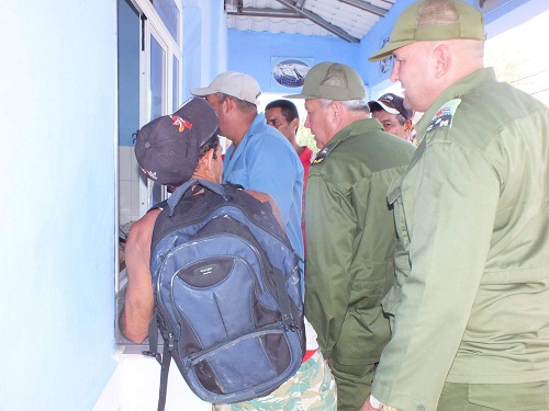 Principales autoridades políticas y del Consejo de Defensa, encabezadas por Jorge Luis Tapia Fonseca, integrante del Comité Central del Partido Comunista de Cuba, y la diputada Isabel González Cárdenas, presidenta del Gobierno en el territorio, departieron con vecinos del lugar, quienes ultimaban detalles de su traslado hacia zonas fuera de peligro de la penetración del mar.Fotos: Pedro Paneque Ruiz (Radio Cadena Agramonte)